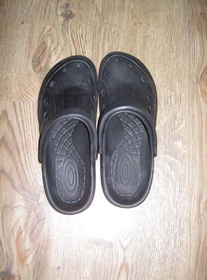 Meine Frau ZERTRIT Foto feminina em seus Crocs