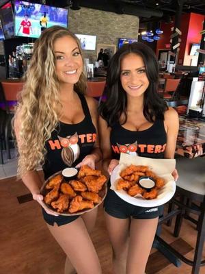 Plusieurs filles Hooters en uniforme noir, qui choisissez-vous