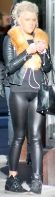 Geiles Girl en Wetlook Leggins (voyeur, rue, candide)