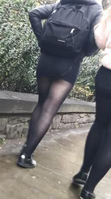 Belles jambes en jupe noire moulante et collants noirs