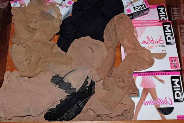 Espionnage dans le tiroir � collants de Lola