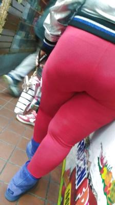 Gros cul en spandex rouge