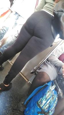 Bunda super enorme em elastano preto apertado