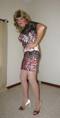 Crossdresser em vestido estampado de leopardo