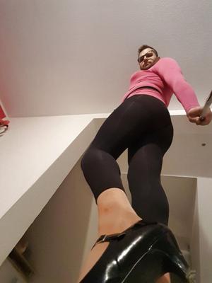 Habillé d'une tenue Leggins sexy avant de sortir