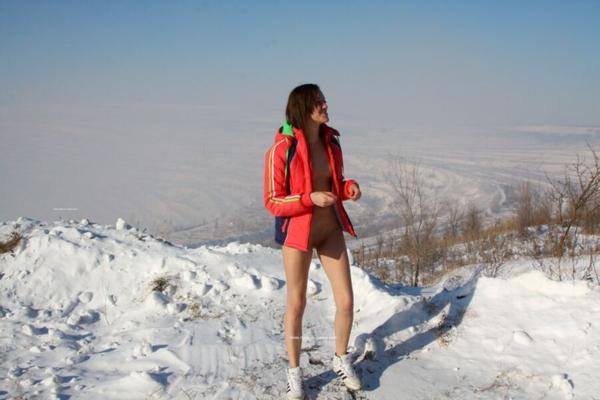 Karina A - L'endroit le plus froid du monde pour pisser / Pipi dans la nature