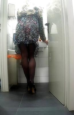 Secretaria en el baño)