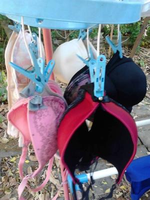 soutien-gorge dans une corde à linge