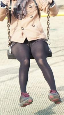 MARI EXPOSANT SA FEMME EN COLLANTS NOIRS ET BASKETS NOIRES (JAPON)