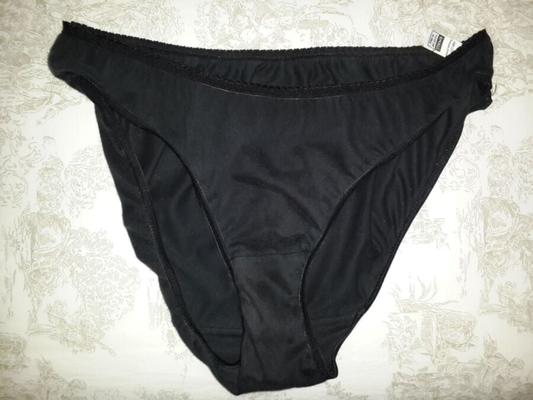 Culotte noire sale tachée de sperme