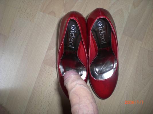 Semen en tacones altos rojos sexys