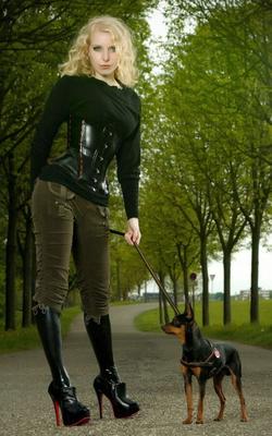 Mädchen und ihre Hunde