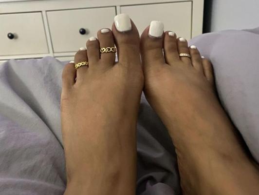 FEMALE FRIEND&#;S FEET