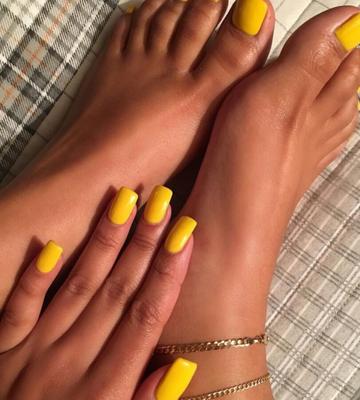 Unhas pedicuradas amarelas sexy