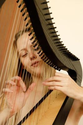 Musiciens déchaînés : des femmes jouant de la harpe nues !