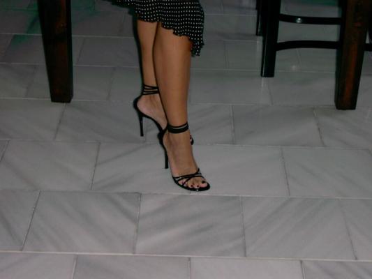 MILF Sexy em Salto Peep-Toe