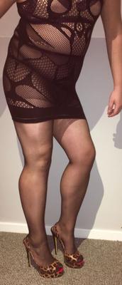 Nouveaux talons, collants et robe prêts pour votre sperme