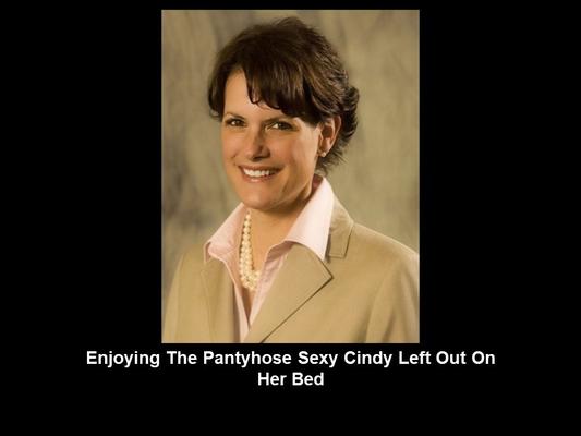 Genießen Sie die Strumpfhosen, die Cindy auf ihrem Bett liegen gelassen hat