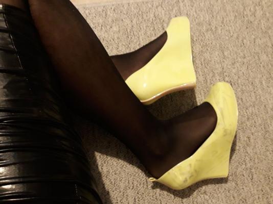 Yellow rubber wedges