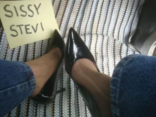 SISSY STEVI LOVES PANTYHOSE AND SHINY HEELS