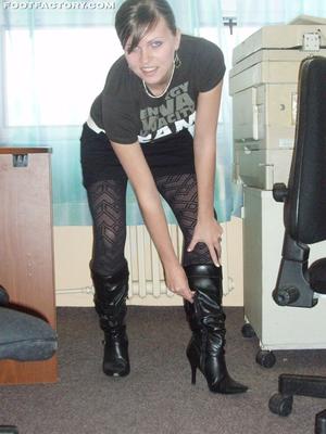 Mistress Mili - Boot & sweaty nylon feet