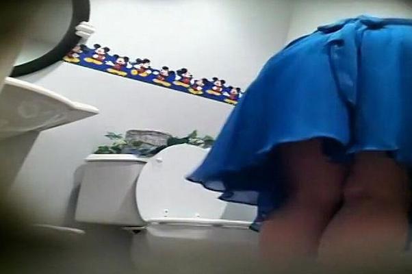 Dame sur les toilettes - Spy Cam 005