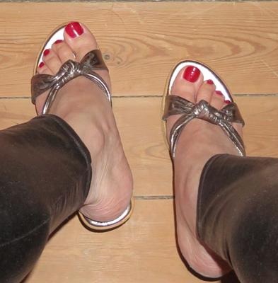 Ongles rouges, nylon, leggings et chaussures compensées