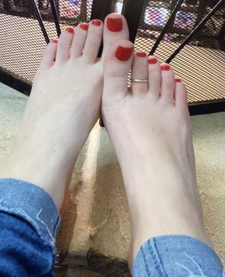 Random pics of Ash’s perfect stinky toes!