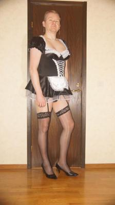 Sissymaid en tacones altos y rejilla