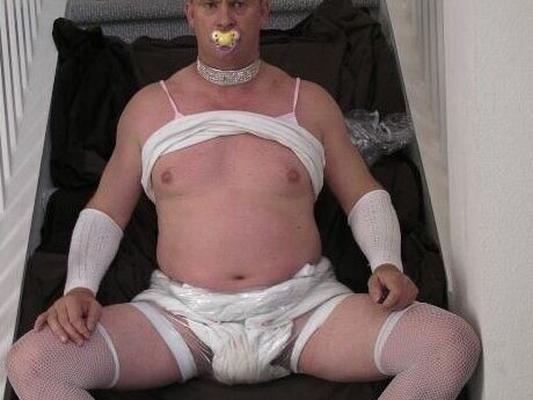 Peter Went fully exposed diapered sissy in choker and chastity