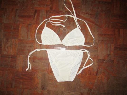 Bikini de hilo blanco arruinado para siempre