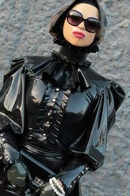 Mary Jale – edles schwarzes Latex-Outfit