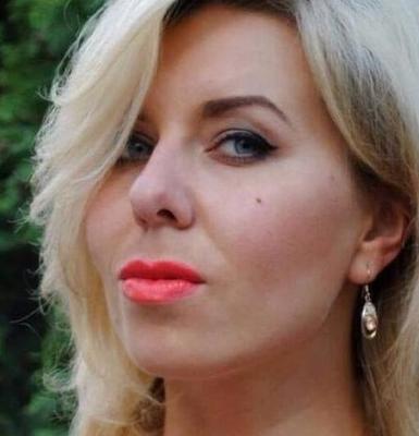 Julia, blonde ukrainienne, dans des combats sexuels lesbiens en Californie