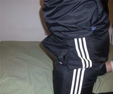 Excité dans un pantalon et une veste en nylon Adidas Swishy