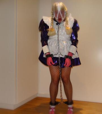 Sissy Maid humillada, amordazada y encadenada