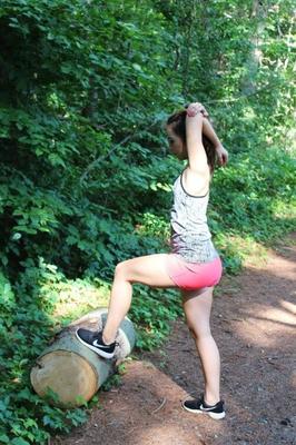 Fille de remise en forme en baskets