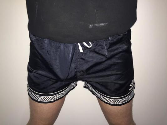 Prise de photo rapide tout en travaillant dans un short Umbro en nylon brillant