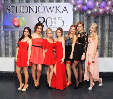 Filles en nylon lors d'une soirée \"studniówka\"