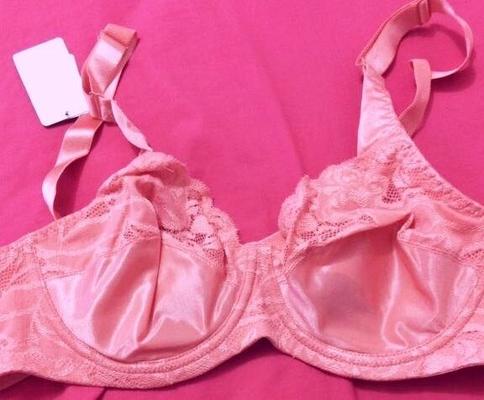 SOUTIEN-GORGE EN SATIN ROSE ET SEINS ÉNORMES