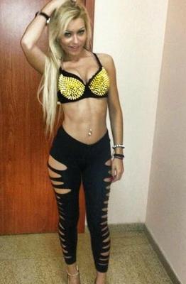 Putas em leggings wetlook brilhantes