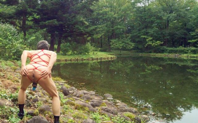 Chasteté et bondage dans un parc public