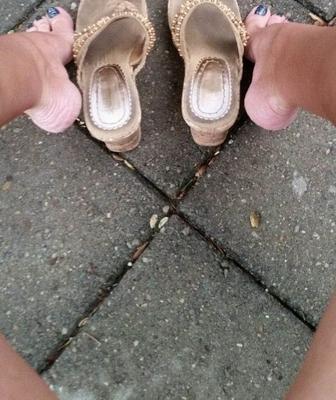 POURQUOI LES FILLES PRENDENT DES PHOTOS DE LEURS PROPRES PIEDS ET JAMBES