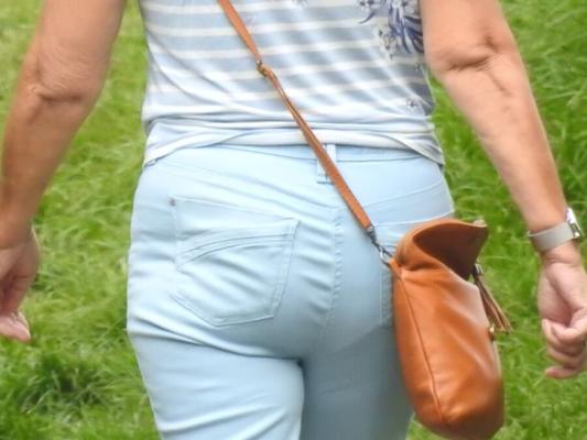 Mujer en jeans mostrando líneas de bragas