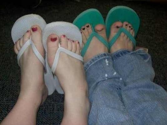 Uñas de los pies rojas y calientes