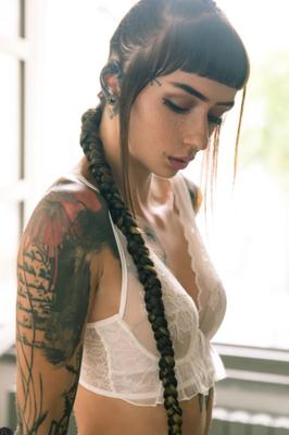 Suicide Girls – Arienn – Goldene Haut