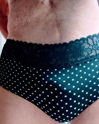 Mon renflement dans une culotte en dentelle à pois