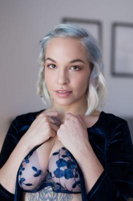 Suicide Girls - Sissylaala - Quelque chose de bleu