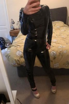 Zierliche britische Ehefrau im PVC-Catsuit