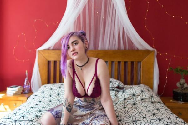 Suicide Girls - Gloom - El anillo va hacia el sur