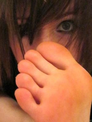 Amateur Girls Smelling Feet and Toes